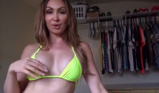 Mature mom in bikini substitutes her tight hole for homemade porn on video camera