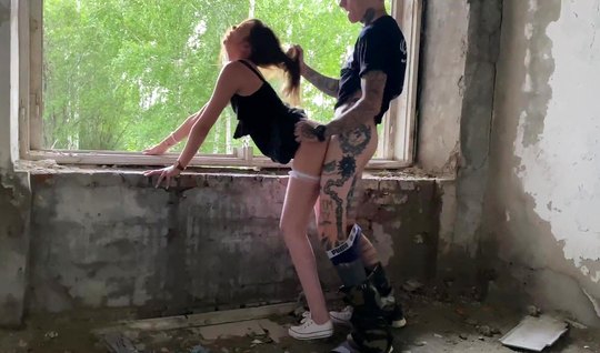 Russian girl and her tattooed friend came to the construction site to shoot homemade porn