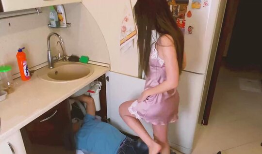 Russian girl decided to give a plumber a blowjob and fuck him